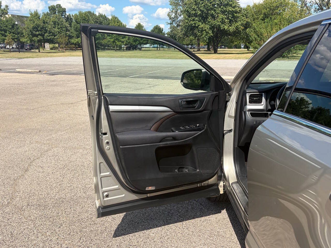 Used 2016 Toyota Highlander LE FWD image 12