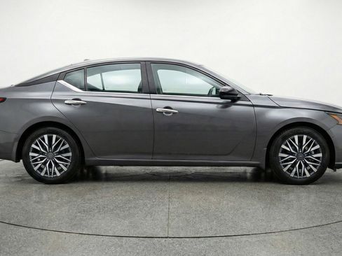 Used 2025 Nissan Altima 2.5 SV FWD image 11