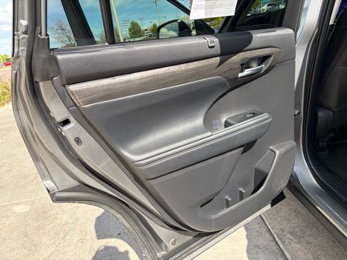 Used 2025 Toyota Highlander Platinum AWD/4WD image 15