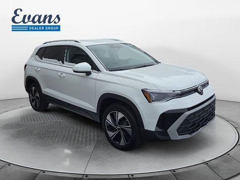 New 2026 Volkswagen Taos SE image 9