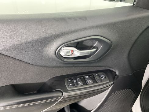 Used 2014 Jeep Cherokee Latitude w/ Comfort/Convenience Group image 13