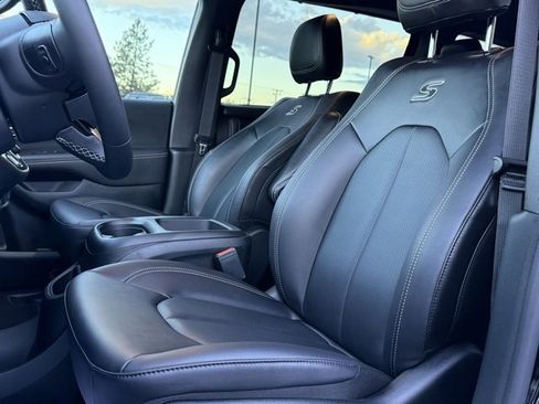 New 2026 Chrysler Pacifica Select w/ S Appearance Package image 2