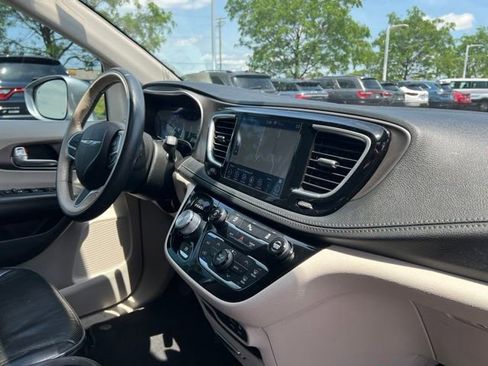 Used 2018 Chrysler Pacifica Limited FWD image 37