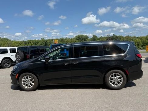 Used 2023 Chrysler Pacifica Touring-L FWD image 6