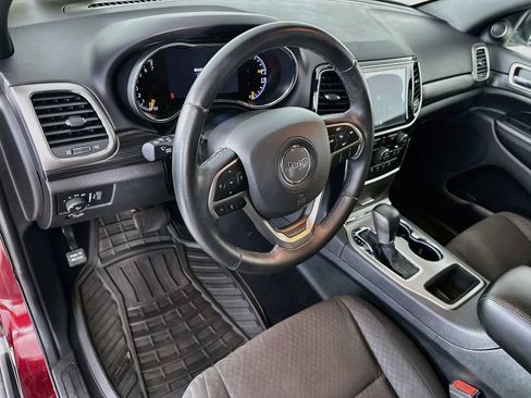 Used 2019 Jeep Grand Cherokee Laredo w/ 18" Wheel & 8.4" Radio Group AWD/4WD image 30