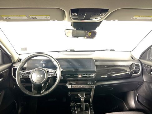 Used 2025 Kia Seltos S image 12