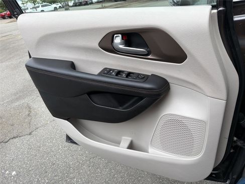 Used 2018 Chrysler Pacifica Touring-L Plus FWD image 15