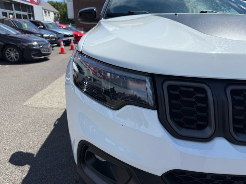 Used 2025 Jeep Compass Trailhawk AWD/4WD image 9