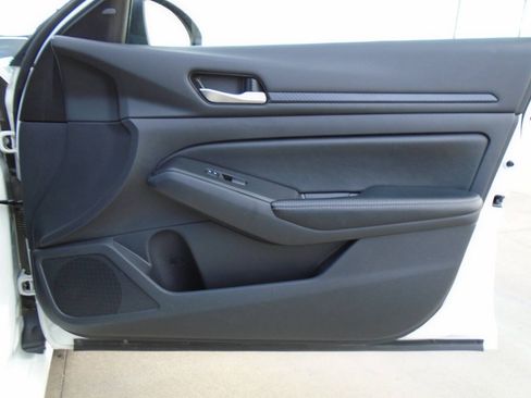 Used 2024 Nissan Altima 2.5 SV FWD image 31