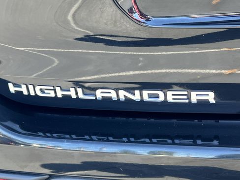 Used 2024 Toyota Highlander XLE image 9