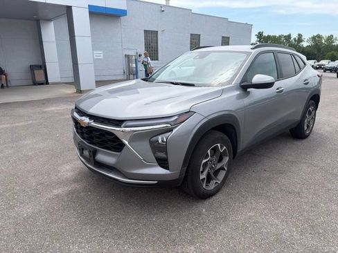 Used 2025 Chevrolet Trax LT FWD image 2