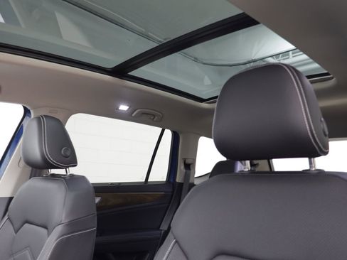 Used 2025 Volkswagen Atlas SE w/ Panoramic Sunroof Package image 11