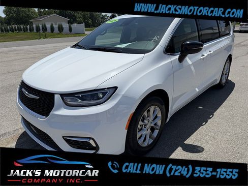 Used 2026 Chrysler Pacifica Limited FWD image 10