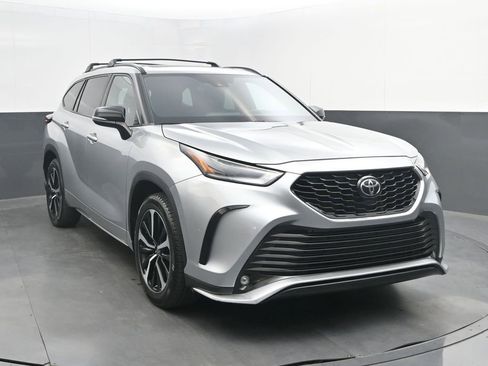 Used 2021 Toyota Highlander XSE FWD image 1