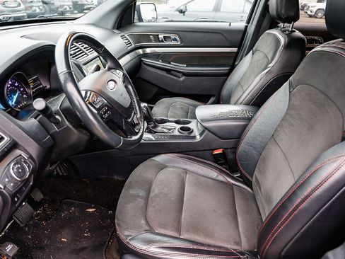 Used 2018 Ford Explorer XLT image 5