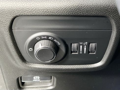 Used 2023 Jeep Grand Cherokee Altitude image 9