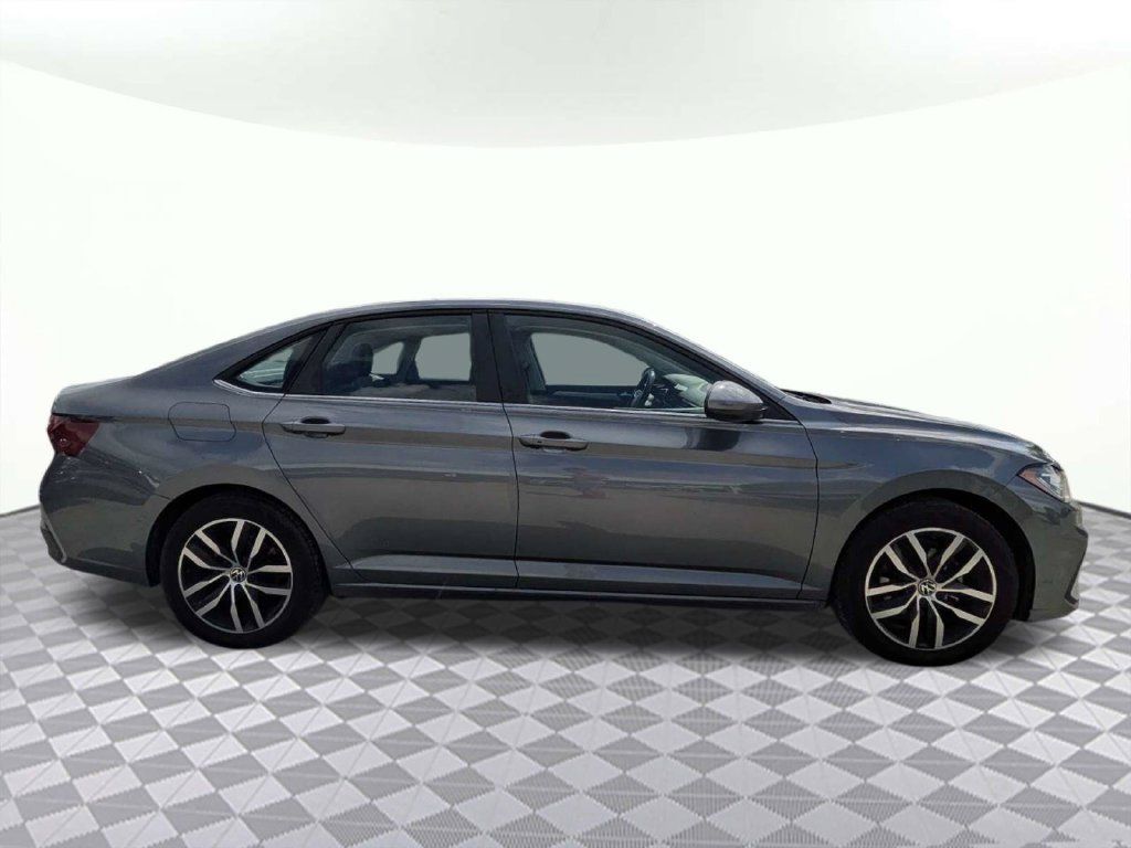 Used 2025 Volkswagen Jetta SE FWD image 2