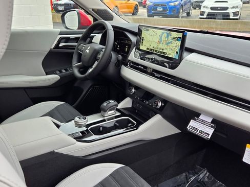 New 2025 Mitsubishi Outlander SE image 6