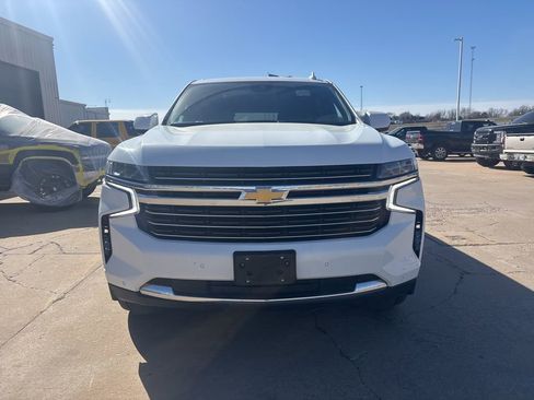 Used 2024 Chevrolet Suburban LT RWD image 3