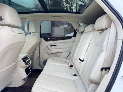 Used 2017 Bentley Bentayga image 24