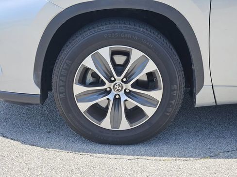 Used 2023 Toyota Highlander XLE FWD image 9
