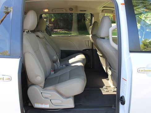 Used 2017 Toyota Sienna XLE Premium image 16