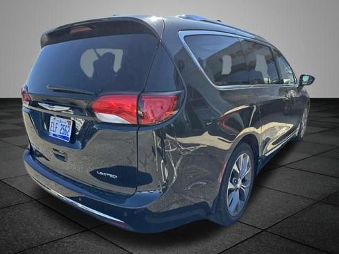 Used 2018 Chrysler Pacifica Limited w/ Tire & Wheel Group FWD image 5