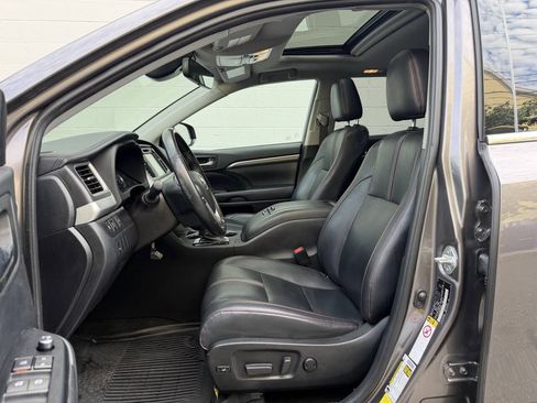 Used 2019 Toyota Highlander SE AWD/4WD image 11