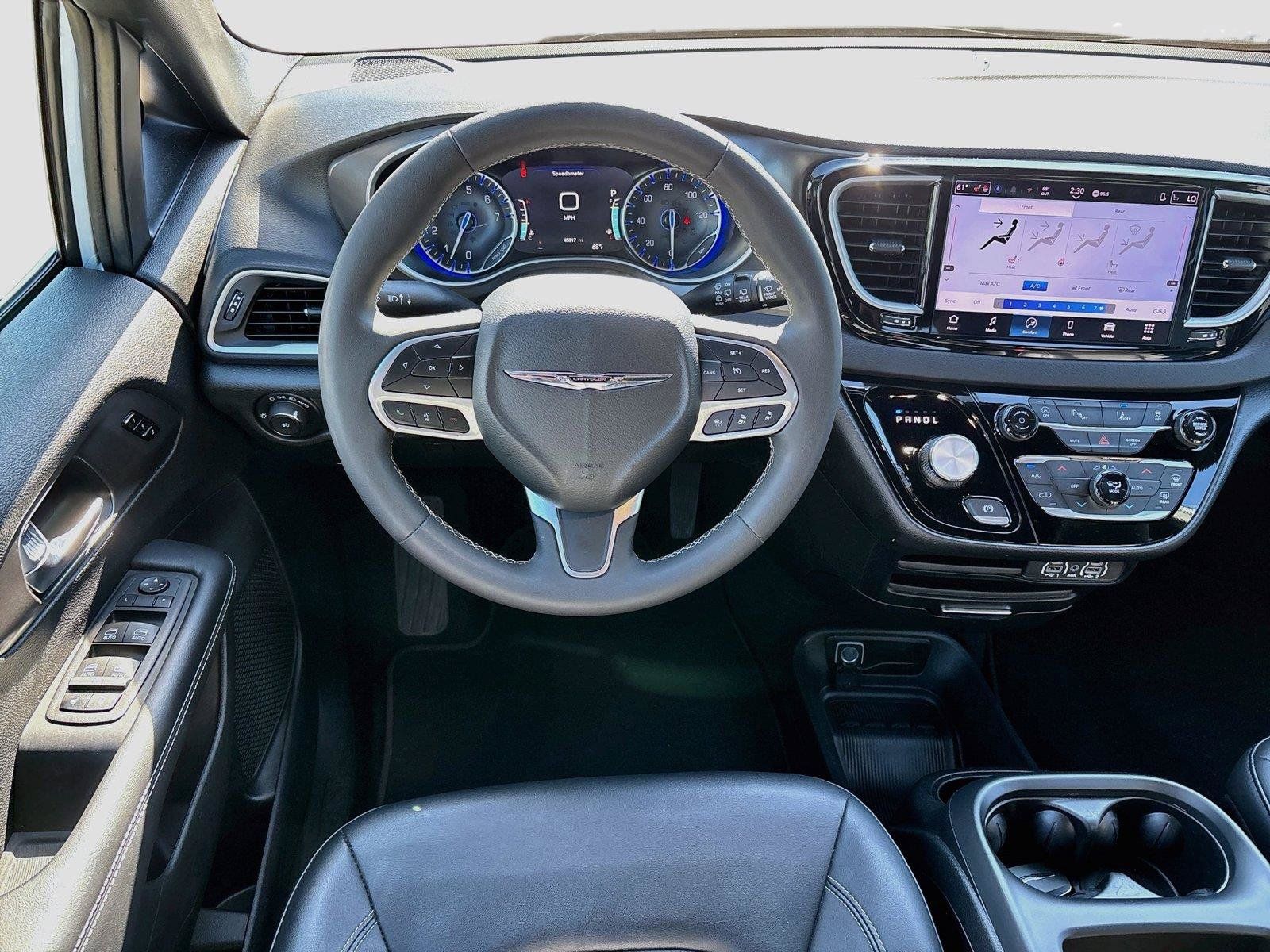 Certified 2025 Chrysler Pacifica Select FWD image 2