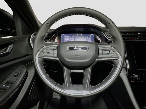 New 2025 Jeep Grand Cherokee Altitude image 7