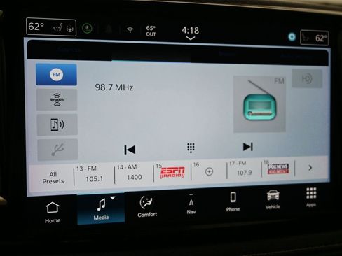 Used 2024 Chrysler Pacifica Select image 18