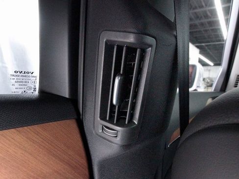 Certified 2025 Volvo XC90 T8 Plus w/ Protection Package Premier image 34