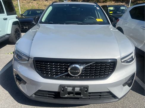Used 2023 Volvo XC40 B5 Plus w/ Climate Package AWD/4WD image 2