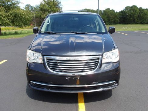 Used 2013 Chrysler Town & Country Touring FWD image 3