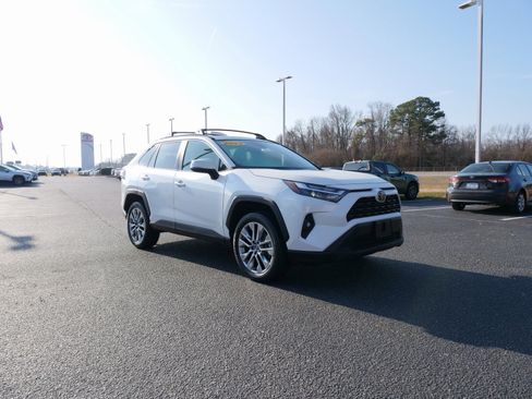Used 2022 Toyota RAV4 XLE Premium image 2