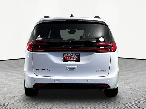Used 2025 Chrysler Pacifica Limited FWD image 5