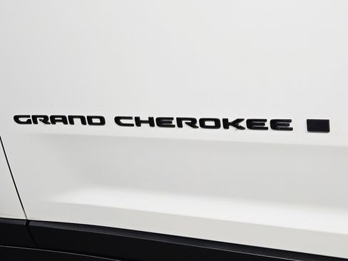 Used 2025 Jeep Grand Cherokee Altitude AWD/4WD image 37