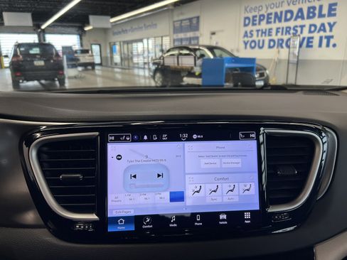 Used 2023 Chrysler Pacifica Touring-L image 29