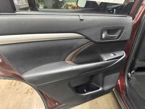 Used 2019 Toyota Highlander XLE AWD/4WD image 35