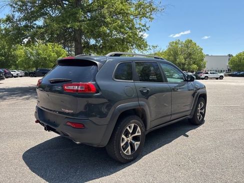 Used 2017 Jeep Cherokee Trailhawk AWD/4WD image 5