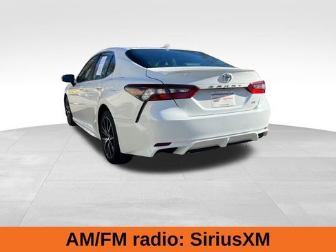 Used 2021 Toyota Camry SE image 3