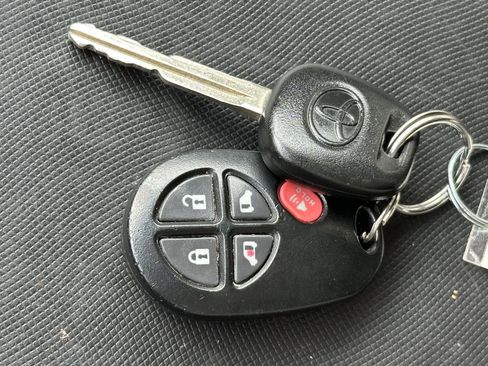 Used 2012 Toyota Sienna LE image 14