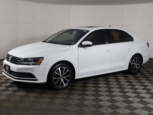 Used 2017 Volkswagen Jetta SE image 7