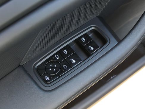 Used 2021 Porsche Taycan image 11