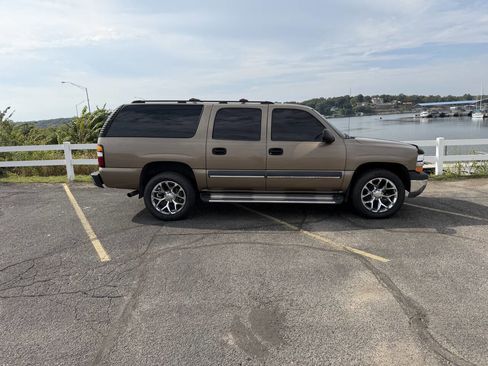 Used 2003 Chevrolet Suburban 2WD image 5