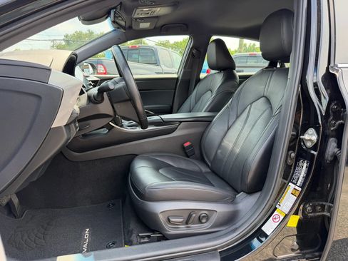 Used 2019 Toyota Avalon XLE FWD image 12