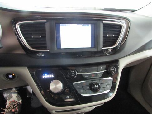 Used 2021 Chrysler Voyager Lxi image 55