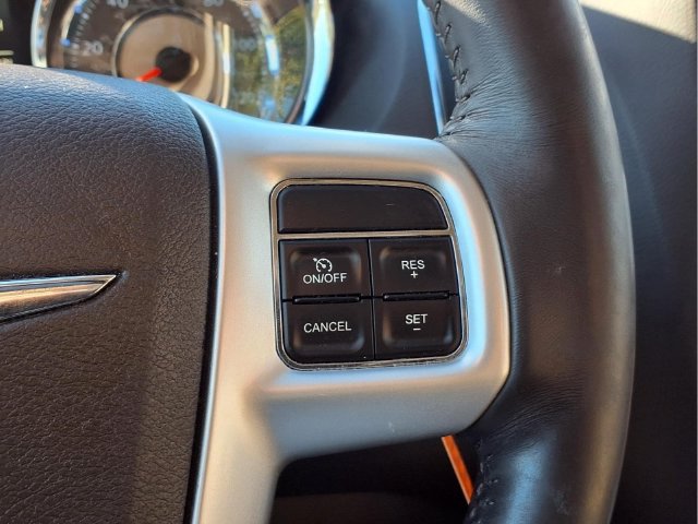 Used 2016 Chrysler Town & Country Touring FWD image 12