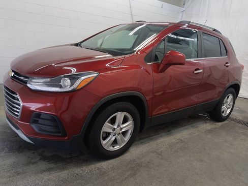 Used 2018 Chevrolet Trax LT w/ LT Convenience Package FWD image 2