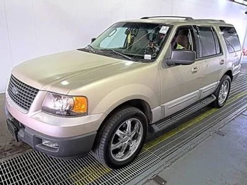 Used 2004 Ford Expedition XLT image 1